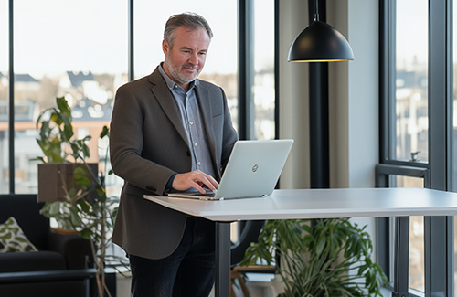 Per - Ved hæve-sænkebord med laptop_500x325