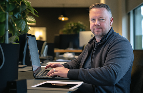 Steen - Driftschef arbejder på laptop i facility management kontor_500x325