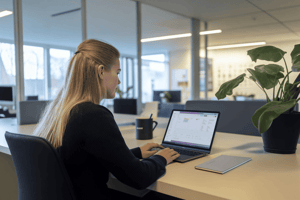 Marie - Fokuseret på laptop i moderne skandinavisk kontor (1) (1)