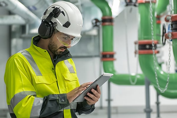 billede af servicemedarbejder der bruger microbizz appen