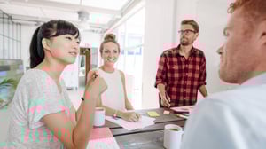 personer i et kontor der taler om projektstyring